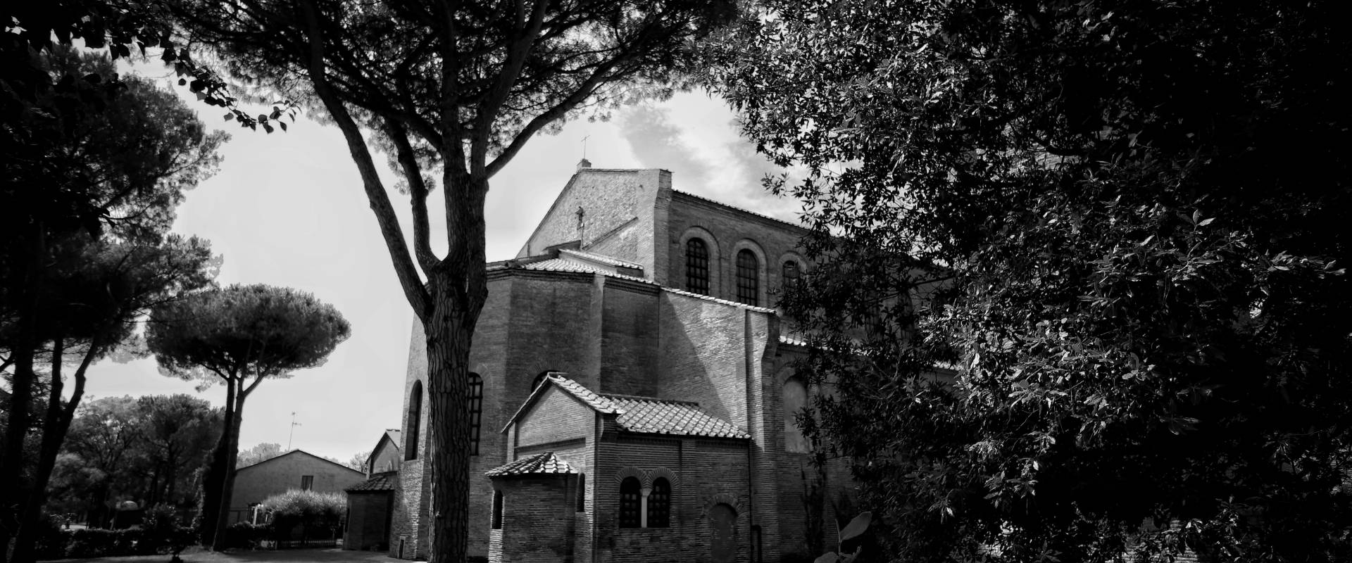 Basilica di Sant'Apollinare in Classe, Ravenna (retro black and white) foto di Stefano Casano
